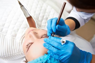 Certaines zones peuvent être plus sensibles lors d'un maquillage permanent