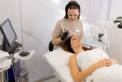 Pour maximiser ses bienfaits, il est préférable de réaliser un soin microneedling en automne ou en hiver