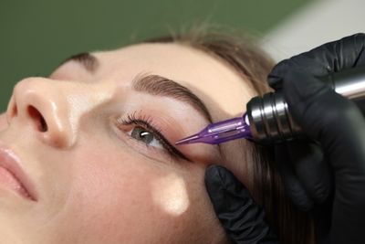Le maquillage permanent permet de gagner du temps le matin