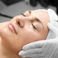 Injections de botox ou d’acide hyaluronique dans le visage : quelle méthode pour quel résultat ?