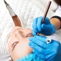 Est-ce que le maquillage permanent est douloureux ?