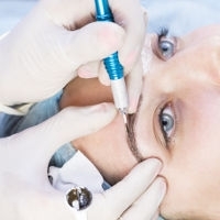 Peut-on camoufler une alopécie des sourcils grâce au maquillage permanent ?